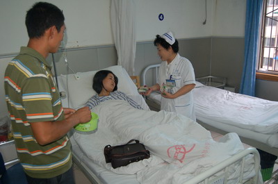 中秋节,医院领导看望住院患者